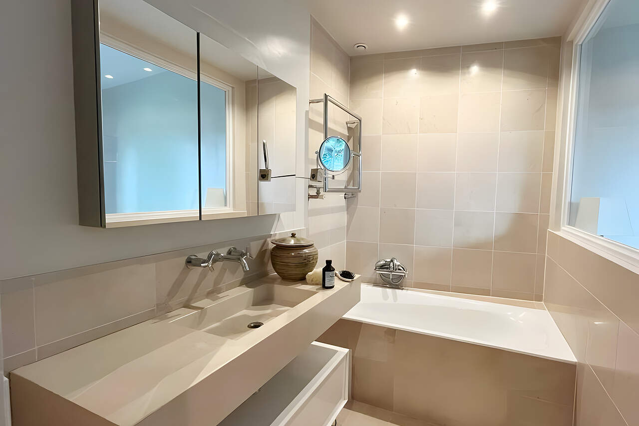 La 1ère salle de bains