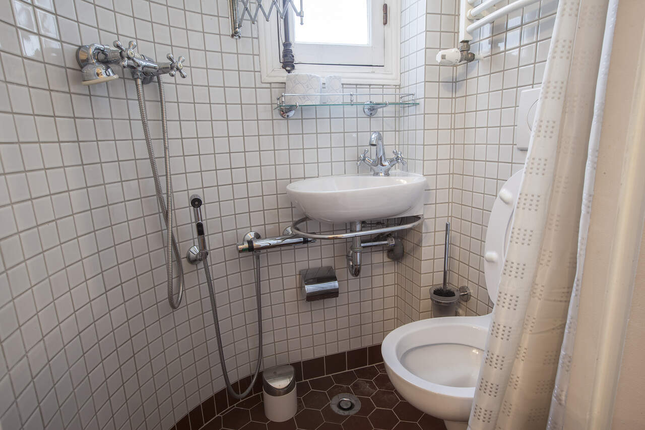 Toilet 2